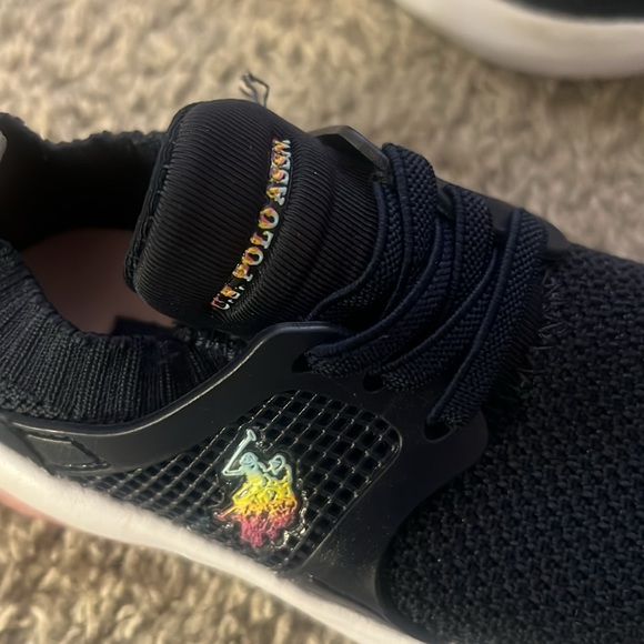 No tie shoes - Picture 2 of 3